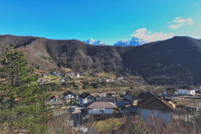 Kuće oko klizišta u mjestu Donja Jablanica,  koje su ostale u relativno dobrom stanju nakon poplava 2024.