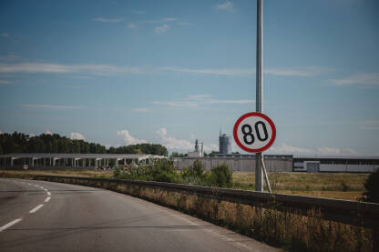 Sobraćajni znak ograničenja brzine 80