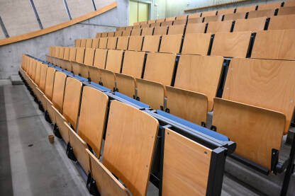 Prazna učionica na Univerzitetu. Prazna učionica na Univerzitetu. Sala za predavanja. Stolice i stolovi u razredu za učenje lekcija. Nameštaj za učionice. Amfiteatar.