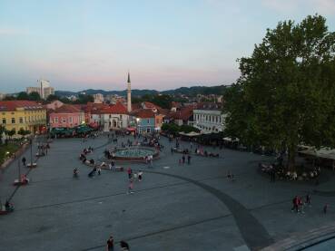 Tuzla Trg Slobode u Tuzli u ljetno predvečerje, snimak dronom. Turizam.