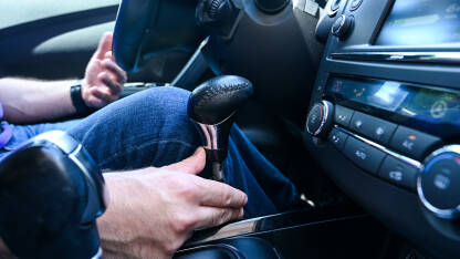 Osoba s invaliditetom vozi auto Osoba s invaliditetom vozi auto. Ručne komande za kočenje i ubrzanje u automobilu. Prilagodbe automobila za vozače s invaliditetom.