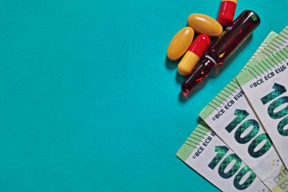 Lijekovi i novac na plavoj podlozi