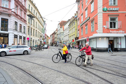 Graz, Austrija: Biciklisti na ulici. Graz, Austrija: Zgrade u centru grada. Ljudi na ulici.