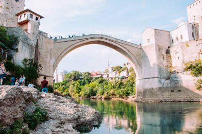 Stari most u Mostaru, sunčan dan
