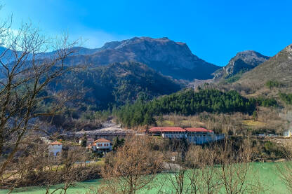 Panorama sa grabovičkog jezera, prema planini Čvrsnici, na ulazu u Donju Jablanicu iz pravca Mostara.