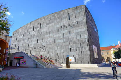 Beč, Austrija: Mumok - Muzej moderne umjetnosti. Beč, Austrija: Mumok - Muzej moderne umjetnosti u Museumsquartieru. Muzej posjeduje zbirku od 10.000 djela moderne i savremene umjetnosti.