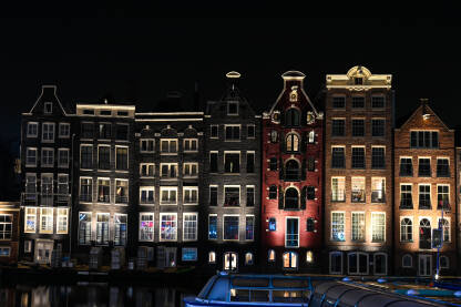 Amsterdam, Nizozemska Amsterdam, Nizozemska. Popularne zgrade u gradu Amsterdamu noću. Tipične holandske kuće sa šarenim fasadama. Holandija