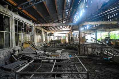 AK1_8052 Devastirane fabrike tokom privatizacije u BiH. Unutrašnjost bivše tvornice. Stari i napušteni industrijski kompleks. Razrušena magacinska hala.