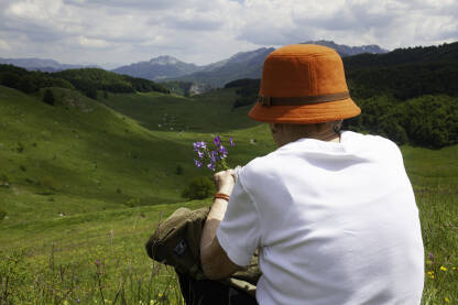 Planina Zena sjedi na planini okrenuta ledzima