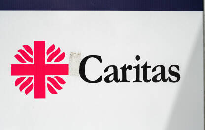 Natpis i logo Caritas Simbol humanitarne organizacije Caritas. Kamp za migrante.