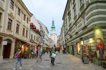 Bratislava, Slovačka: Ljudi šetaju ulicom. Bratislava, Slovačka: Ljudi šetaju ulicom. Zgrade u starom gradu.