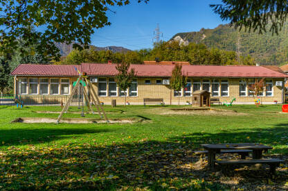 Dječije obdanište Pčelica, Jablanica Dječiji vrtić Pčelica Jablanica. Park za igru ispred zgrade.