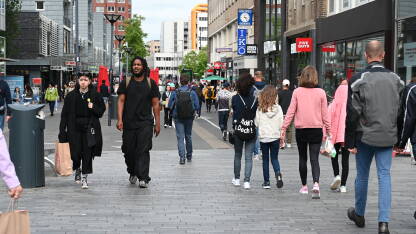 Rotterdam, Nizozemska Rotterdam, Nizozemska: Ljudi šetaju ulicom u centru grada. Turisti u gradu.