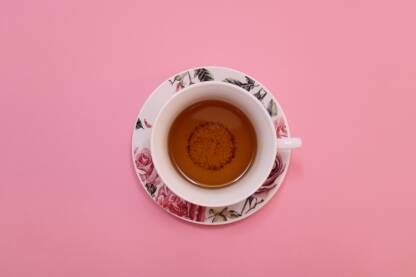 Šoljica čaja Šoljica čaja na pink podlozi