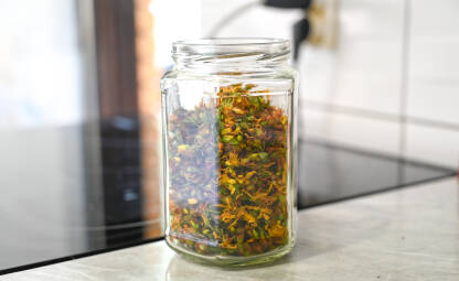 Tegla puna sušenog kantariona. Čaj u tegli.