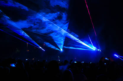 Laserska svjetla i dim na bini tokom koncerta. Laserska svjetla i dim na bini tokom koncerta. Višebojni svjetlosni efekti. Apstraktna pozadina. Laserski snop. Laser show.