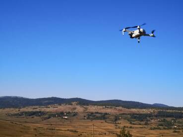Dron u letu Dron DJI Mini 2 u letu