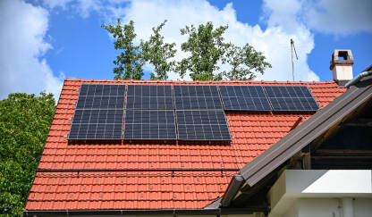 Solarni paneli postavljeni na krovu stambene kuće. Moderna kuća sa sistemom solarnih panela na krovu. Fotonaponski paneli.
