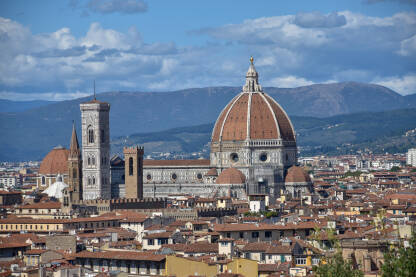 Cattedrale di Santa Maria del Fiore ili Duomo, Firenca Firentinska katedrala, treća najduža crkva na svijetu, duga 148 metara. Građena čak 173 godine, zbog čega ima i gotičke i renesansne osobine.