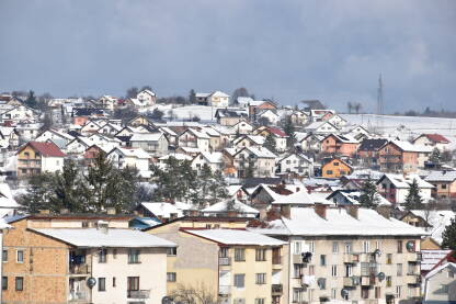 Kuće na Sokocu tokom zime Kuće na periferiji opštine Sokolac tokom hladnih i dugih zimskih dana.