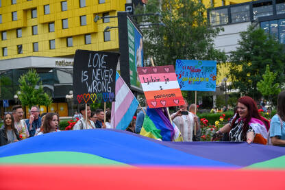 Bh. povorka ponosa 2023 Građani na Bh. povorci ponosa u Sarajevu, 24. juna 2023. Protest za veće prava LGBTIQ zajednice u BiH.