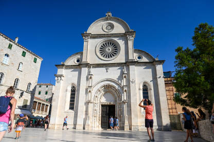 Katedrala u centru Šibenika Šibenik, Hrvatska. Katedrala u centru grada. Turisti istražuju grad.