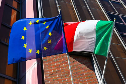 Zastave Italije i EU Zastave Italije i EU vijore se na vjetru. Zastava Italije i Europske Unije.