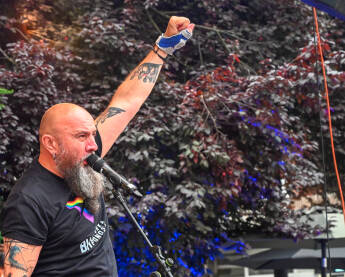 Srđan Jevđević na Bh. povorci ponosa 2023 Srđan Gino Jevđević, pjevač grupe Kultur Shock, sa podignutom pesnicom u znak podrške borbi za prava LGBTIQ zajednice u Bosni i Hercegovini. Sarajevo, 24. jun 2023