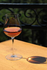 Čaša vina Rose vino u čaši sa pogledom na zelenilo. Brčko, Bosna i Hercegovina