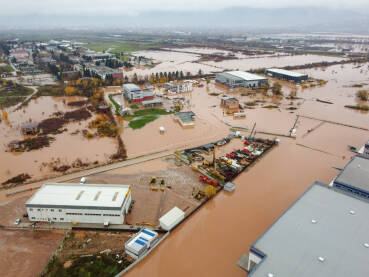 Poplave Poplave. Poplavljena industrijska zona. Izlivena rijeka Bosna.