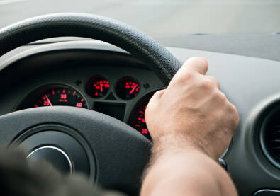 Ruka na volanu upravljača automobila