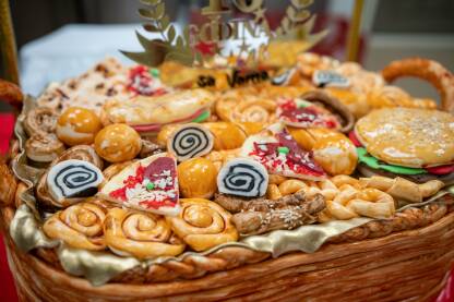 Torta u obliku pekarskih proizvoda.