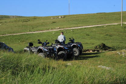 Četverotočkaši na planini spremni za vožnju.