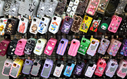 Zaštitne ukrasne futrole za mobitele u trgovini. Zaštitne ukrasne futrole za mobitele u trgovini. Šarene zaštite za mobitele sa različitim motivima. Plastične futrole za mobilne telefone Zaštita za telefon.