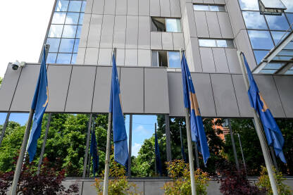 Zgrada Vlade Republike Kosovo u Prištini Priština, Kosovo: Zastave Kosova ispred zgrade vlade u Prištini. Institucije.