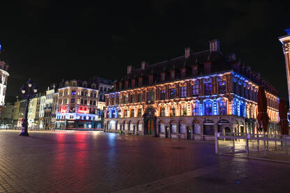 Lille, Francuska: zgrade i ulice u centru grada noću Lille, Francuska, Historijske zgrade u centru grada noću. Arhitektura.