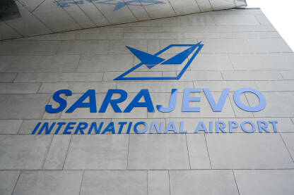 Internacionalni aerodrom Sarajevo. Internacionalni aerodrom Sarajevo, natpis na zgradi.