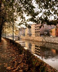 Jesen u Sarajevu Jesen pored rijeke u Sarajevu