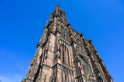 Katedrala Gospe od Strazbura Strazbur, Francuska: Katedrala Gospe od Strazbura ili Cathédrale Notre-Dame de Strasbourg. Katolička katedrala u centru grada.