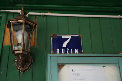 Adresa Bužim, Stara drvena džamija