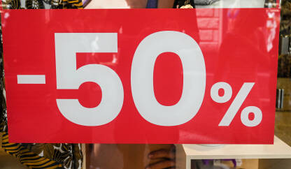 Popust od 50% istaknut na izlogu trgovine. Popust od 50% istaknut na izlogu trgovine. Popust na prodanu robu.