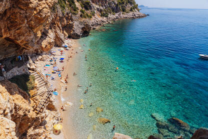 Plaža Pasjača, Dubrovnik, HR Pasjača je jedna od najpopularnijih plaža u Hrvatskoj. Nalazi se u blizini Duborvnika. Sama plaža je jako skrivena, do nje vodi jako strm put koji je usječen u stijenu.