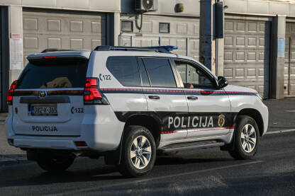 Policija Kantona Sarajevo. Policijsko vozilo u Sarajevu. Policija Kantona Sarajevo. Patrolno auto policije. MUP KS.