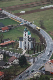 crkva Svetog Save, Blažuj Crkva Sv. Save uslikana sa dalekovoda
