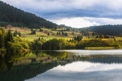 Na samom sjeverno-istočnom dijelu Kupreške visoravni.
Kukavičko jezero je ledenjačko jezero površine 3750 m², bogato je pastrvom i rakom.