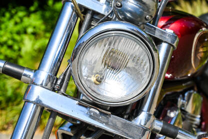 Prednje svjetlo motocikla Motocikl na ulici. Prednje svjetlo motocikla. Farovi na motoru.