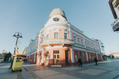 U ovoj zgradi se nalazi izložbeni prostor Umjetničke galerije distrikta.