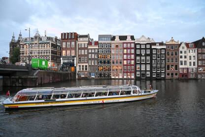 Amsterdam, Nizozemska, zgrade uz riječni kanal. Amsterdam, Nizozemska, Historijske zgrade uz riječni kanal.