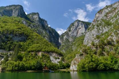 Putovanje brodom od Perućca, Bajina Bašta do Višegrada kanjonom rijeke Drine. Kanjon Drine, dubok i do 1.000 metara, među najdubljim je u Evropi.
