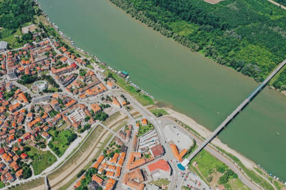 Brčko iz zraka Centar Brčkog iz zraka, sunčan dan